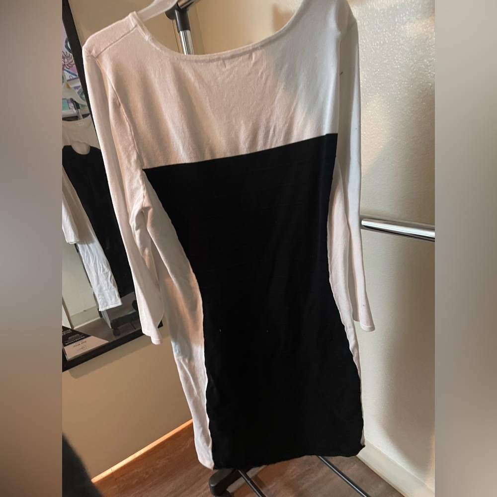 🖤black, and white long sleeve dress🖤